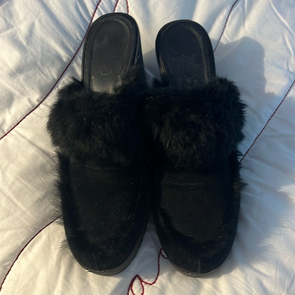Coach. Clogs with beautiful fur detail